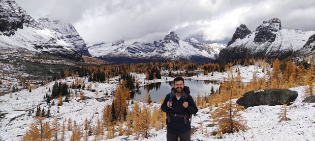 Profesional junto a un lago de montaña con nieve