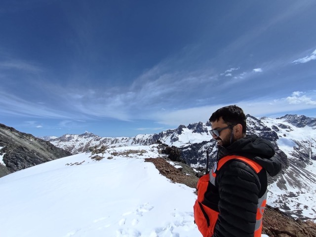Profesional con chaleco reflectante sobre un campo de nieve