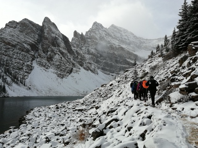 Grupo caminando junto a un lago en terreno nevado