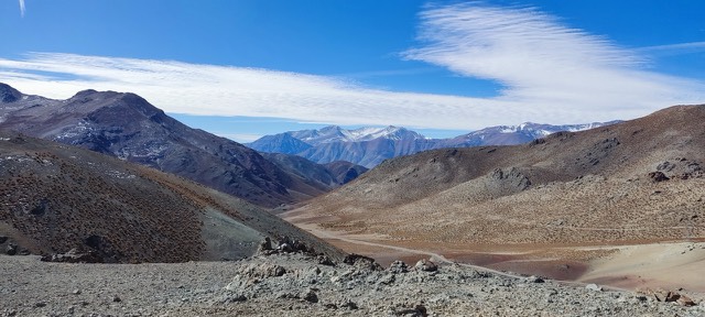 Valle andino con laderas y cumbres nevadas