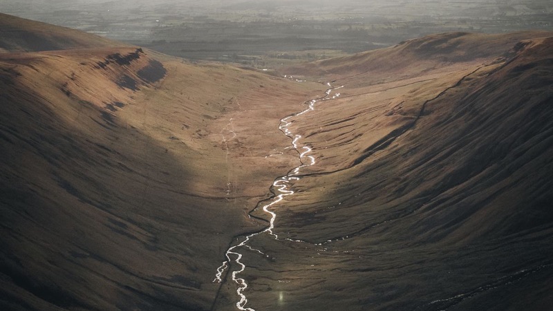Cauce sinuoso de un río en un valle de montaña