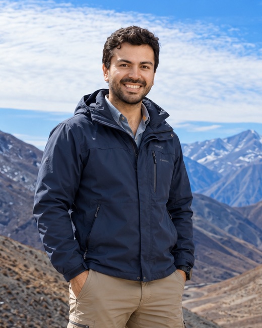 Alex Garcés Catalán en un valle de montaña